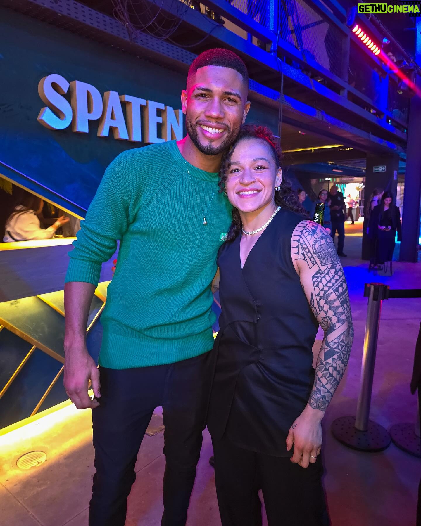Beatriz Ferreira - 3.4K Likes - Uma noite histórica para o boxe brasileiro, o Grand Finale de @spiderandersonsilva, foi incrível viver o Spaten Fight Night!
@spaten_br #SpatenFightNight #UltimaLutaSpider #EstiloForteSpaten #Publicidade #BebaComModeração
