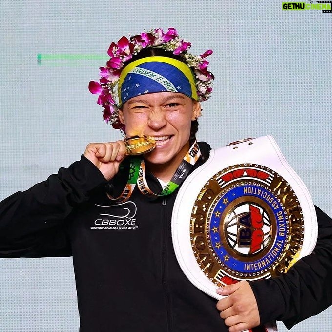Beatriz Ferreira - 16.9K Likes - E não é que tá com gostinho de ouro mesmo!? 🙊🥇🇧🇷
Eu sou bicampeã mundial, a única atleta país eleita a melhor do mundial 2x e a única a alcançar três finais em mundiais.
A ficha ainda não caiu. Que momento único, estou vivendo. OBRIGADA BRASIL! 💚💛
📸: @rus_kolesnikov/ @aiba_official
#BiaFerreira #NIKE #BoxingBrasil #BoxeOlímpico #Paris2024 #sudesb #BolsaAtleta #MarinhaDoBrasil #Cbboxe #TimeBrasil #FokusAssessoria