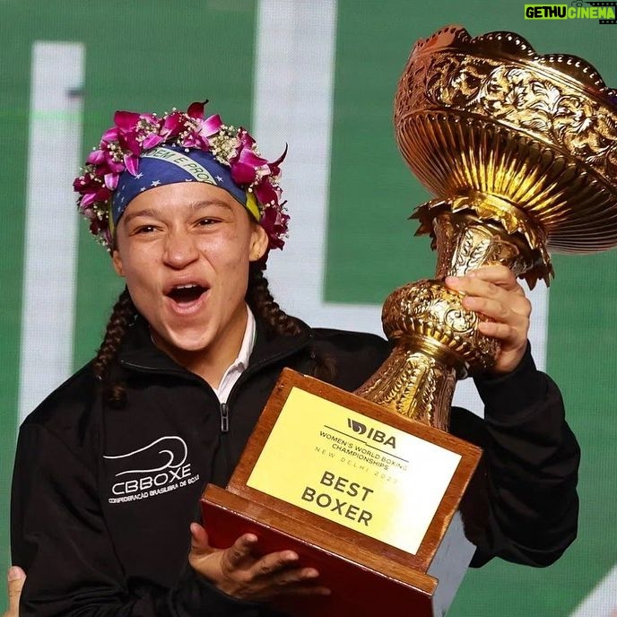Beatriz Ferreira - 16.9K Likes - E não é que tá com gostinho de ouro mesmo!? 🙊🥇🇧🇷
Eu sou bicampeã mundial, a única atleta país eleita a melhor do mundial 2x e a única a alcançar três finais em mundiais.
A ficha ainda não caiu. Que momento único, estou vivendo. OBRIGADA BRASIL! 💚💛
📸: @rus_kolesnikov/ @aiba_official
#BiaFerreira #NIKE #BoxingBrasil #BoxeOlímpico #Paris2024 #sudesb #BolsaAtleta #MarinhaDoBrasil #Cbboxe #TimeBrasil #FokusAssessoria