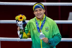 Beatriz Ferreira Instagram - Estou feliz em ser uma medalhista olímpica, de ter garantido a primeira final feminina do Brasil em Olimpíada e de ser a segunda mulher a conquistar uma medalha no evento para o boxe brasileiro.

A prata não era a que eu queria, ainda batalho na minha cabeça tudo isso, mas estou feliz de ter encerrado os Jogos Olímpicos, com um pódio. 

Sempre treinei, lutei, buscando dar mais força, buscando ter mais mulheres no esporte, e espero que essa conquista motive várias mulheres a entrarem no esporte, a se tornarem uma boxeadora.

Foi uma honra representar o meu país, a minha equipe, a minha família, amigos, fãs e todos aqueles que fazem parte da minha carreira profissional.

Obrigada a todos pelo carinho de sempre, nossas metas e objetivos não param por aqui, continuarei lutando bravamente até o fim. O trabalho continua! 🥊🇧🇷❤️