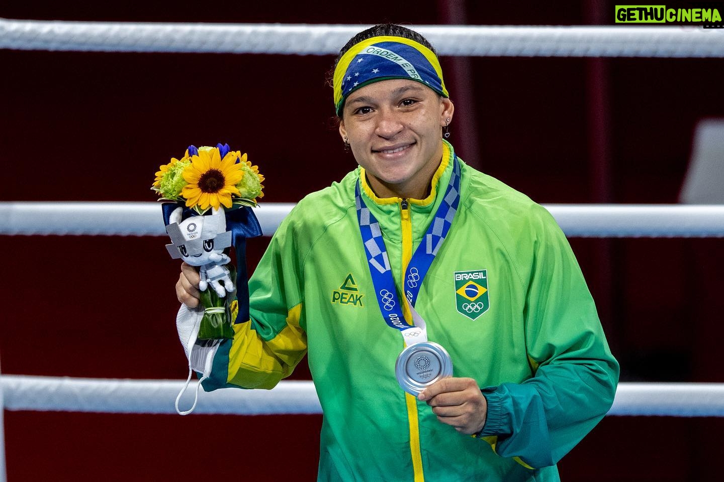 Beatriz Ferreira - 40.6K Likes - Estou feliz em ser uma medalhista olímpica, de ter garantido a primeira final feminina do Brasil em Olimpíada e de ser a segunda mulher a conquistar uma medalha no evento para o boxe brasileiro.
A prata não era a que eu queria, ainda batalho na minha cabeça tudo isso, mas estou feliz de ter encerrado os Jogos Olímpicos, com um pódio.
Sempre treinei, lutei, buscando dar mais força, buscando ter mais mulheres no esporte, e espero que essa conquista motive várias mulheres a entrarem no esporte, a se tornarem uma boxeadora.
Foi uma honra representar o meu país, a minha equipe, a minha família, amigos, fãs e todos aqueles que fazem parte da minha carreira profissional.
Obrigada a todos pelo carinho de sempre, nossas metas e objetivos não param por aqui, continuarei lutando bravamente até o fim. O trabalho continua! 🥊🇧🇷❤️