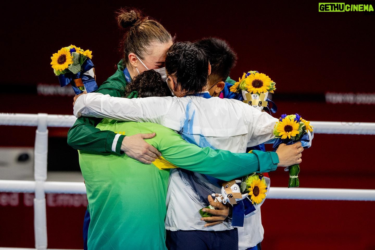 Beatriz Ferreira - 40.6K Likes - Estou feliz em ser uma medalhista olímpica, de ter garantido a primeira final feminina do Brasil em Olimpíada e de ser a segunda mulher a conquistar uma medalha no evento para o boxe brasileiro.
A prata não era a que eu queria, ainda batalho na minha cabeça tudo isso, mas estou feliz de ter encerrado os Jogos Olímpicos, com um pódio.
Sempre treinei, lutei, buscando dar mais força, buscando ter mais mulheres no esporte, e espero que essa conquista motive várias mulheres a entrarem no esporte, a se tornarem uma boxeadora.
Foi uma honra representar o meu país, a minha equipe, a minha família, amigos, fãs e todos aqueles que fazem parte da minha carreira profissional.
Obrigada a todos pelo carinho de sempre, nossas metas e objetivos não param por aqui, continuarei lutando bravamente até o fim. O trabalho continua! 🥊🇧🇷❤️