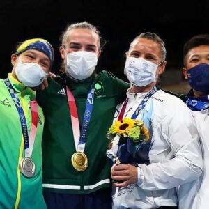 Beatriz Ferreira Instagram - Estou feliz em ser uma medalhista olímpica, de ter garantido a primeira final feminina do Brasil em Olimpíada e de ser a segunda mulher a conquistar uma medalha no evento para o boxe brasileiro.

A prata não era a que eu queria, ainda batalho na minha cabeça tudo isso, mas estou feliz de ter encerrado os Jogos Olímpicos, com um pódio. 

Sempre treinei, lutei, buscando dar mais força, buscando ter mais mulheres no esporte, e espero que essa conquista motive várias mulheres a entrarem no esporte, a se tornarem uma boxeadora.

Foi uma honra representar o meu país, a minha equipe, a minha família, amigos, fãs e todos aqueles que fazem parte da minha carreira profissional.

Obrigada a todos pelo carinho de sempre, nossas metas e objetivos não param por aqui, continuarei lutando bravamente até o fim. O trabalho continua! 🥊🇧🇷❤️