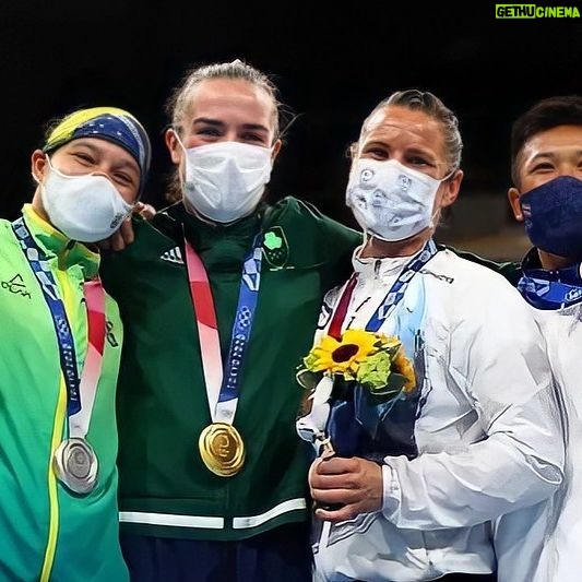 Beatriz Ferreira - 40.6K Likes - Estou feliz em ser uma medalhista olímpica, de ter garantido a primeira final feminina do Brasil em Olimpíada e de ser a segunda mulher a conquistar uma medalha no evento para o boxe brasileiro.
A prata não era a que eu queria, ainda batalho na minha cabeça tudo isso, mas estou feliz de ter encerrado os Jogos Olímpicos, com um pódio.
Sempre treinei, lutei, buscando dar mais força, buscando ter mais mulheres no esporte, e espero que essa conquista motive várias mulheres a entrarem no esporte, a se tornarem uma boxeadora.
Foi uma honra representar o meu país, a minha equipe, a minha família, amigos, fãs e todos aqueles que fazem parte da minha carreira profissional.
Obrigada a todos pelo carinho de sempre, nossas metas e objetivos não param por aqui, continuarei lutando bravamente até o fim. O trabalho continua! 🥊🇧🇷❤️
