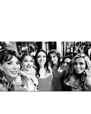 Beatriz Morayra Instagram - 14/10/23 #tb #tbt❤️ Sin Duda hay almas que se pertenecen y esos son P&R 🫶🏻🪐🫶🏻 Mi Chiquita Bb se nos casó con un Amor 🫶🏻 Bonito 🤩 ahora nuestro Ro @paulinagoto @rodrigosaval 👰🏼🤵🏼‍♂️🪄 Amamos ser parte de este HERMOSO momento 🪐 Saben cómo los 🫶🏻 Sigan construyendo de la mano ✍🏻 este Amor Bonito…! Por y para Siempre….! Y no podría Faltar cantar 🎤 #micorazonestuyo ♥️ este proyecto maravilloso que nos regaló una FAMILIA 🫶🏻michael