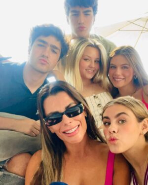 Beatriz Morayra Instagram - #MiCorazonEsTuyo ♥️ #rencuentro 🍒 Puras terapias de risas 🤣 Los 🫶🏻 😉 puro #Elegantishimo 💅🏻 📺 #tbt #tbthursday #tbt❤️ #beatrizmorayra 🍓