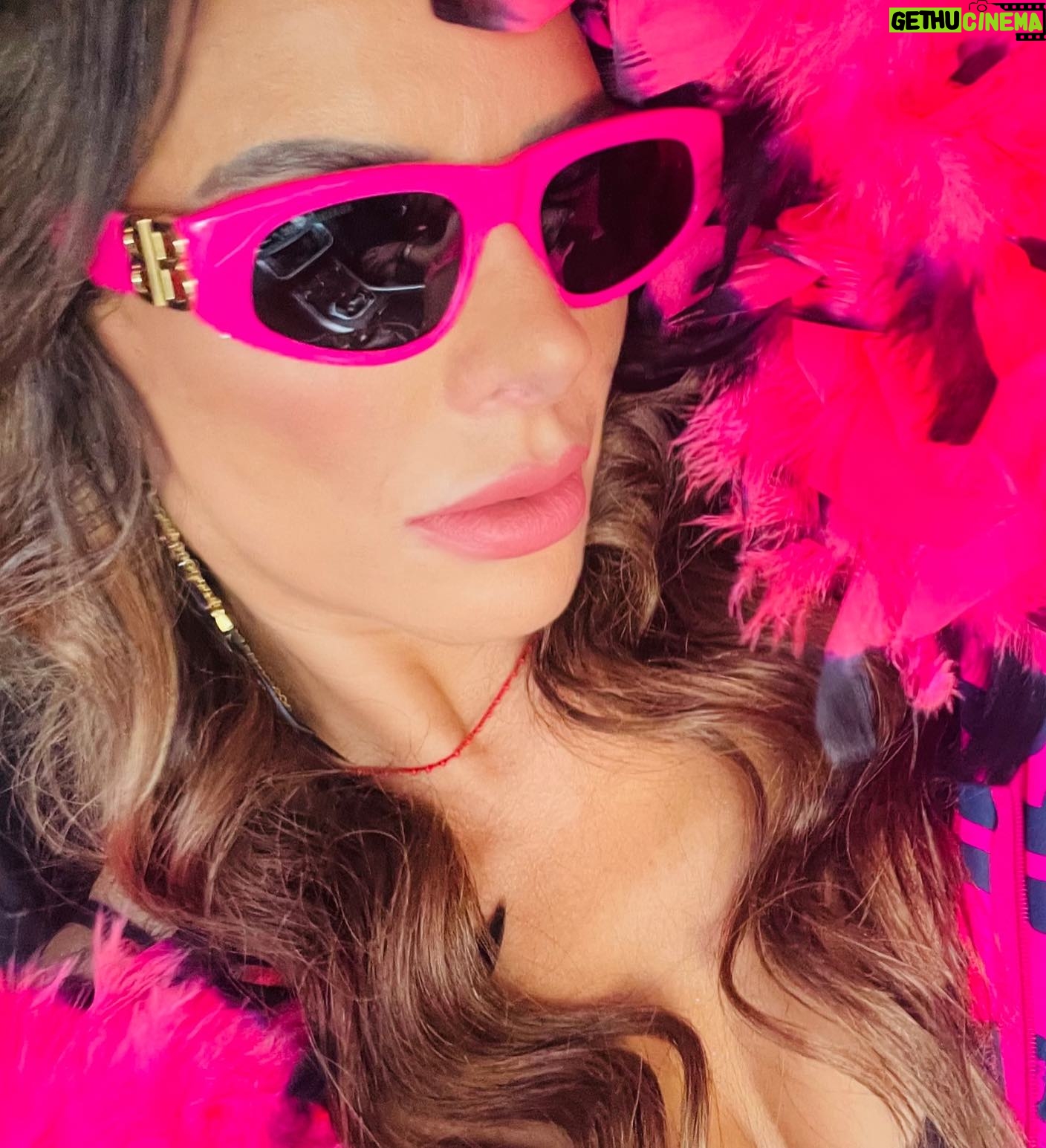 Beatriz Morayra - 3 Likes - Siempre,siempre,siempre cree en ti mismo. Porque si no lo haces tú, ¿ Quien lo hará, cariño? 😉💅🏻💃🏻 #tbthursday #jueves #tbt #tbt❤️ #barbie 💅🏻 #rosa #pink 💅🏻 🩷💞💓💖💘 #BeatrizMorayra Todas hemos sido nuestra propia #Barbie 💗 @barbie @barbiethemovie @barbiestyle 💝