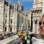 Beatriz Morayra Instagram - No puedes controlar lo que la Gente va a decir de ti,Porque Nunca vas a hacer Feliz a Tod@s. Así que sonríe 😀 Disfruta la vista, Brinda 🥂 valora, agradece y se inmensamente FELIZ 😉#BeatrizMorayra 💃🏼 #milan #milanitaly🇮🇹 #milanitaly #trip #happy #happylife ♥️ #terrazzaDuomo21