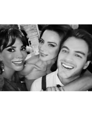 Beatriz Morayra Instagram - 14/10/23 #tb #tbt❤️ Sin Duda hay almas que se pertenecen y esos son P&R 🫶🏻🪐🫶🏻 Mi Chiquita Bb se nos casó con un Amor 🫶🏻 Bonito 🤩 ahora nuestro Ro @paulinagoto @rodrigosaval 👰🏼🤵🏼‍♂️🪄 Amamos ser parte de este HERMOSO momento 🪐 Saben cómo los 🫶🏻 Sigan construyendo de la mano ✍🏻 este Amor Bonito…! Por y para Siempre….! Y no podría Faltar cantar 🎤 #micorazonestuyo ♥️ este proyecto maravilloso que nos regaló una FAMILIA 🫶🏻michael