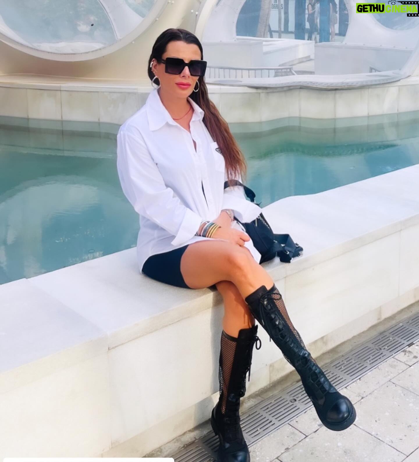 Beatriz Morayra Instagram - Un pensamiento a la vez. Una cosa a la vez. Un día a la vez. #tbt #tbt❤️ #tbt🔙📸 #Miami 💃🏻🍒🫶🏻 #BeatrizMorayra