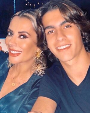 Beatriz Morayra Instagram - OMG #16 añitos Cumple 🎂 mi Crío mío de mi 🤩 @mikey.delvecchio en que momento creció mi Bebe que se a convertido en un jovencito 🥺 Que nos a llenado a tu Papá y a mi de infinitas satisfacciones en todos los aspectos de tu existencia 🙌🏻 Me siento tan orgullosa de ti, de tus logros ⚽️ de tus estudios, del ser tan noble, educado, cariñoso, amoroso, responsable y así podría decirte miles de virtudes que me hacen la mamá más orgullosa de su hijo. No me canso todos los días de darle Gracias a Dios por ser tú Mamá 🙏🏻 Sigue mi Niño luchando por tus sueños 👊🏻 que NADIE te pare y con esa perseverancia que te caracteriza y la disciplina sin duda llegarás a donde te lo propongas. Tu Papá y yo estaremos siempre apoyándote en todos tus sueños y proyectos de tu vida. Amo ver que eres tan querido y rodeado de amig@s que te quieren, de tu Familia y de nosotros tus padres que te amamos 🫶🏻 con toda nuestra alma ♥️ seguiré festejando cada día, cada momento de tu hermosa existencia 😍 todos los días de mi vida (siempre) eres mi mayor logro, mi mayor regalo de la vida, mi mayor orgullo 🤩 eres mi vida entera 🙌🏻 mi crío mío de mi, de mi casi propiedad  jajaja (chiste local) Sigue siendo ese Niño feliz 😀 y no pares que vas con todo 👊🏻 Love ❤️ you Mikey así que ahora a festejar Happy Birthday 🎂🎁🎉🥳