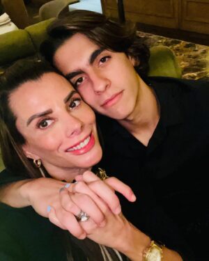 Beatriz Morayra Instagram - OMG #16 añitos Cumple 🎂 mi Crío mío de mi 🤩 @mikey.delvecchio en que momento creció mi Bebe que se a convertido en un jovencito 🥺 Que nos a llenado a tu Papá y a mi de infinitas satisfacciones en todos los aspectos de tu existencia 🙌🏻 Me siento tan orgullosa de ti, de tus logros ⚽️ de tus estudios, del ser tan noble, educado, cariñoso, amoroso, responsable y así podría decirte miles de virtudes que me hacen la mamá más orgullosa de su hijo. No me canso todos los días de darle Gracias a Dios por ser tú Mamá 🙏🏻 Sigue mi Niño luchando por tus sueños 👊🏻 que NADIE te pare y con esa perseverancia que te caracteriza y la disciplina sin duda llegarás a donde te lo propongas. Tu Papá y yo estaremos siempre apoyándote en todos tus sueños y proyectos de tu vida. Amo ver que eres tan querido y rodeado de amig@s que te quieren, de tu Familia y de nosotros tus padres que te amamos 🫶🏻 con toda nuestra alma ♥️ seguiré festejando cada día, cada momento de tu hermosa existencia 😍 todos los días de mi vida (siempre) eres mi mayor logro, mi mayor regalo de la vida, mi mayor orgullo 🤩 eres mi vida entera 🙌🏻 mi crío mío de mi, de mi casi propiedad  jajaja (chiste local) Sigue siendo ese Niño feliz 😀 y no pares que vas con todo 👊🏻 Love ❤️ you Mikey así que ahora a festejar Happy Birthday 🎂🎁🎉🥳