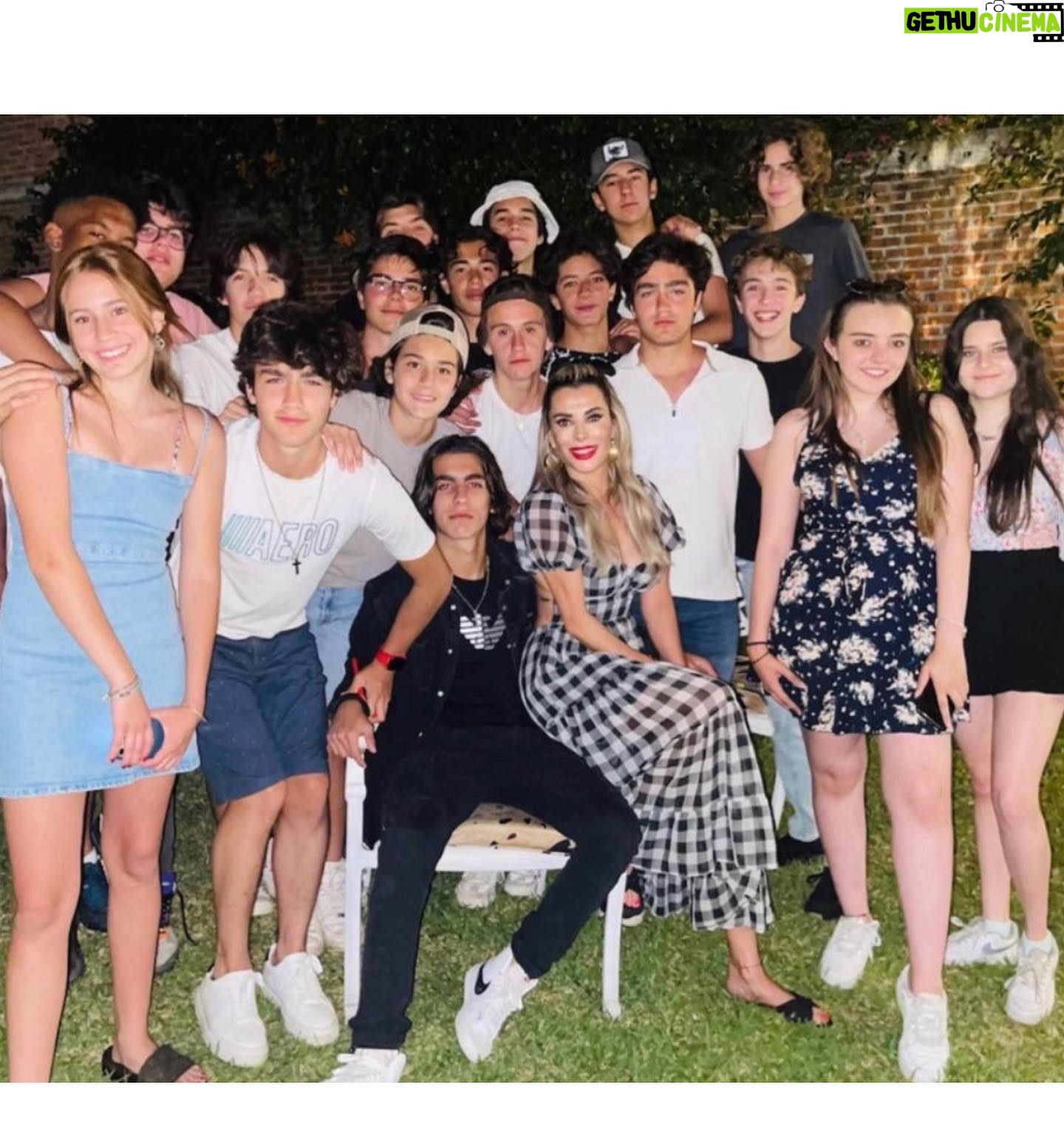 Beatriz Morayra Instagram - Mi Crío mio de mi, De mi propiedad @mikey.delvecchio ( broma ) ok no es broma jajaja si eres mío…! No se en que momento cerré los ojos por un instante y mi bebe, mi crío, mi pequeño Niño se convirtió en un hombrecito de 15 años 😩🤩 Me has dado incontables razones para estar orgullosa de ti, Pero mi mayor orgullo y regalo en la vida es que seas mi hijo. No me canso de darle Gracias a Dios 🙏🏻 y al Universo 🙌🏻 De haberme dado mi mayor alegría en mi vida que ser tú Mamá! Quiero que nunca nada ni nadie te haga dudar que eres capaz de lograr cualquier cosa que te propongas. Que Nunca perderás simplemente Ganarás o aprenderás. Amo y me llena de orgullo de saber que eres muy querido, que estas rodeado de amig@s, familia, personas que te aman y eso te lo has ganado tú 😍 Sabes que tu Papá y Yo siempre estaremos amándote y apoyándote en todos tus sueños que sin duda lograrás más allá de tus habilidades en el ⚽️ y en lo académico por ese corazón ♥️ y nobleza que te caracteriza! Me explota el corazón cada vez que me dicen el gran Niño que eres… Te Amo ♥️ Feliz Cumpleaños Mikey 🎂🥳 🎁 y te seguiré festejando cada día de mi vida ( SIEMPRE ) #loveyou #myson #mylife ♥️ ⚽️ 👊🏻