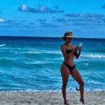 Beatriz Morayra Instagram – Puedes pasar toda la vida imaginando fantasmas, preocupante por tu camino hacia el futuro, pero todo lo que siempre habrá es lo que está sucediendo aquí y las decisiones que tomamos en este momento, que se basan en el amor o el miedo. #cancun #lol #mar #azul 📸 💅🏻💃🏻
