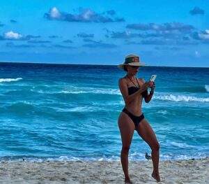 Beatriz Morayra Instagram - Puedes pasar toda la vida imaginando fantasmas, preocupante por tu camino hacia el futuro, pero todo lo que siempre habrá es lo que está sucediendo aquí y las decisiones que tomamos en este momento, que se basan en el amor o el miedo. #cancun #lol #mar #azul 📸 💅🏻💃🏻