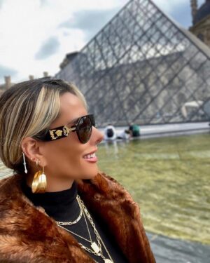 Beatriz Morayra Instagram - El día que comprendí que lo único que me voy a llevar es lo que vivo, empecé a vivir lo que me quiero llevar…! 💃🏼🤜🏻🫶🏻🤛🏻 #tbt #tbt❤️ #tbt🔙📸 #jueves #Paris 🥂