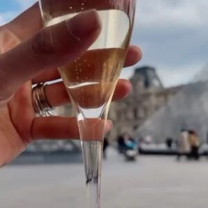 Beatriz Morayra Instagram - El día que comprendí que lo único que me voy a llevar es lo que vivo, empecé a vivir lo que me quiero llevar…! 💃🏼🤜🏻🫶🏻🤛🏻 #tbt #tbt❤️ #tbt🔙📸 #jueves #Paris 🥂