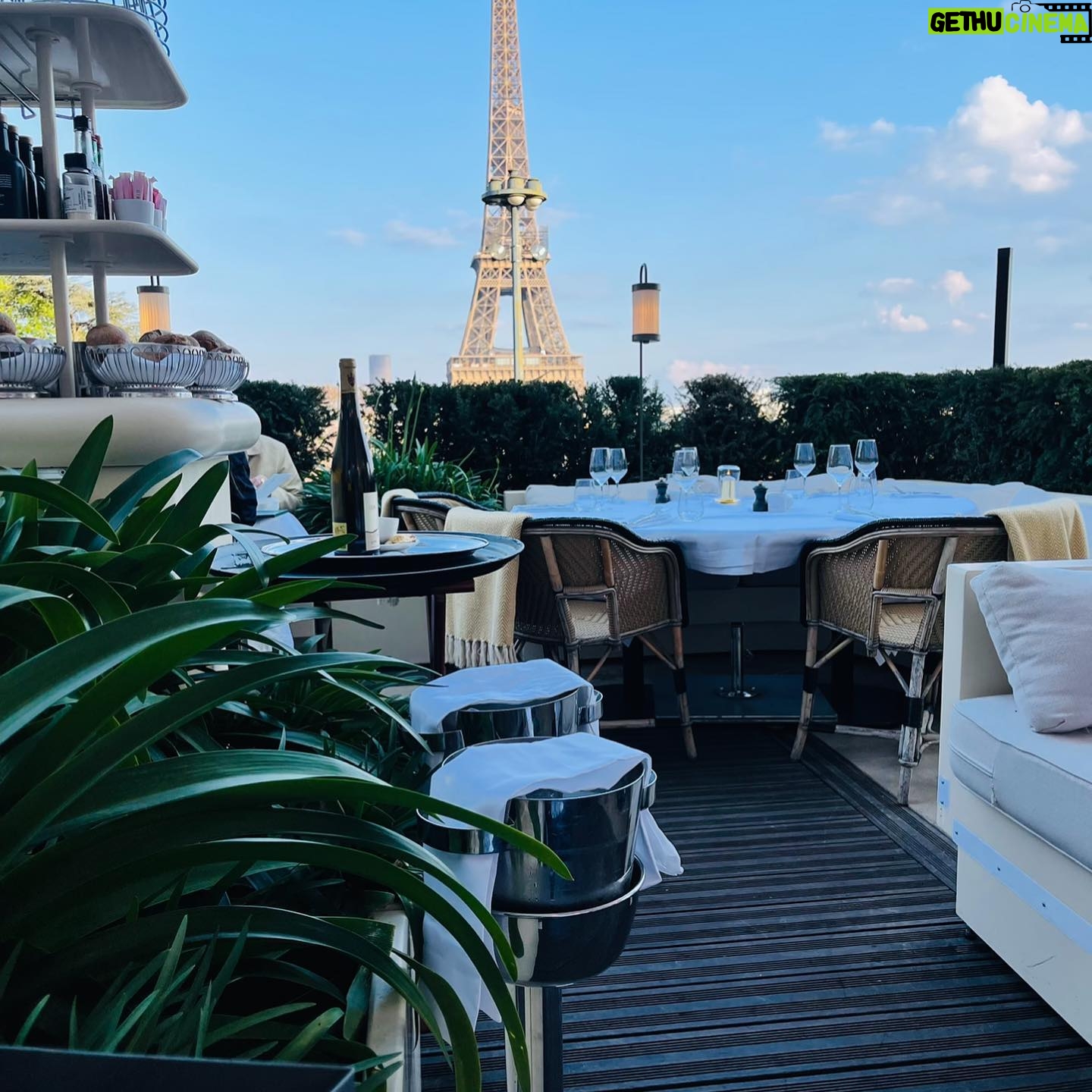 Beatriz Morayra - 3 Likes - Que el Universo conspire a nuestro Favor Siempre 😉 #tbt🔙📸 #tbt❤️ #jueves #Paris #torreeiffel #BeatrizMorayra 💃🏼🫶🏻☘️