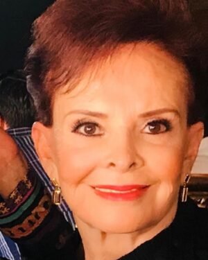 Beatriz Morayra Instagram - Yo nací con Estrella ⭐️ solo por el hecho de tener la fortuna de ser tú hija 🙌🏻🙏🏻🤩 Mamá nunca me alcanzara la vida para darte las GRACIAS 🙏🏻 Por todo y por tanto 🙌🏻 Y si, cada día me explota el corazón ♥️ de tanto amor y agradecimiento de tener la mejor Mamá del Mundo, Mundial 🤩 aunado de ser la más #Elegantishima. Es que simplemente no sería nada sin ti. Ser tú hija me engrandece y me honra. Tan solo pensar que soy una extension de ti me hacer ser la hija más afortunada de Mundo! Feliz Día De las Madres 👑 #happymothersday yo te honro todos los días de mi vida 😍 Te Amo con todo mi ser Rocha♥️ Mi héroe mi TODO! Gracias🙏🏻Dios, Gracias Vida 🙏🏻 Gracias universo 🙏🏻 #happymothersday #gracias #infinitas #loveyou Y Muchas Felicidades a todas las Mamás del Mundo que son las héroes que nos dieron la vida ♥️ #BeatrizMorayra