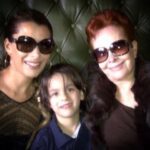 Beatriz Morayra Instagram - Yo nací con Estrella ⭐️ solo por el hecho de tener la fortuna de ser tú hija 🙌🏻🙏🏻🤩 Mamá nunca me alcanzara la vida para darte las GRACIAS 🙏🏻 Por todo y por tanto 🙌🏻 Y si, cada día me explota el corazón ♥️ de tanto amor y agradecimiento de tener la mejor Mamá del Mundo, Mundial 🤩 aunado de ser la más #Elegantishima. Es que simplemente no sería nada sin ti. Ser tú hija me engrandece y me honra. Tan solo pensar que soy una extension de ti me hacer ser la hija más afortunada de Mundo! Feliz Día De las Madres 👑 #happymothersday yo te honro todos los días de mi vida 😍 Te Amo con todo mi ser Rocha♥️ Mi héroe mi TODO! Gracias🙏🏻Dios, Gracias Vida 🙏🏻 Gracias universo 🙏🏻 #happymothersday #gracias #infinitas #loveyou Y Muchas Felicidades a todas las Mamás del Mundo que son las héroes que nos dieron la vida ♥️ #BeatrizMorayra