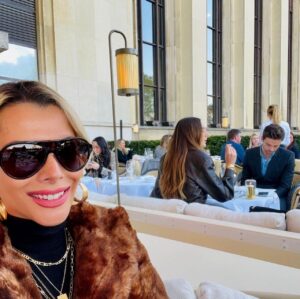 Beatriz Morayra Instagram - Que el Universo conspire a nuestro Favor Siempre 😉 #tbt🔙📸 #tbt❤️ #jueves #Paris #torreeiffel #BeatrizMorayra 💃🏼🫶🏻☘️