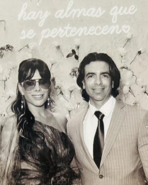 Beatriz Morayra Instagram - 14/10/23 #tb #tbt❤️ Sin Duda hay almas que se pertenecen y esos son P&R 🫶🏻🪐🫶🏻 Mi Chiquita Bb se nos casó con un Amor 🫶🏻 Bonito 🤩 ahora nuestro Ro @paulinagoto @rodrigosaval 👰🏼🤵🏼‍♂️🪄 Amamos ser parte de este HERMOSO momento 🪐 Saben cómo los 🫶🏻 Sigan construyendo de la mano ✍🏻 este Amor Bonito…! Por y para Siempre….! Y no podría Faltar cantar 🎤 #micorazonestuyo ♥️ este proyecto maravilloso que nos regaló una FAMILIA 🫶🏻michael