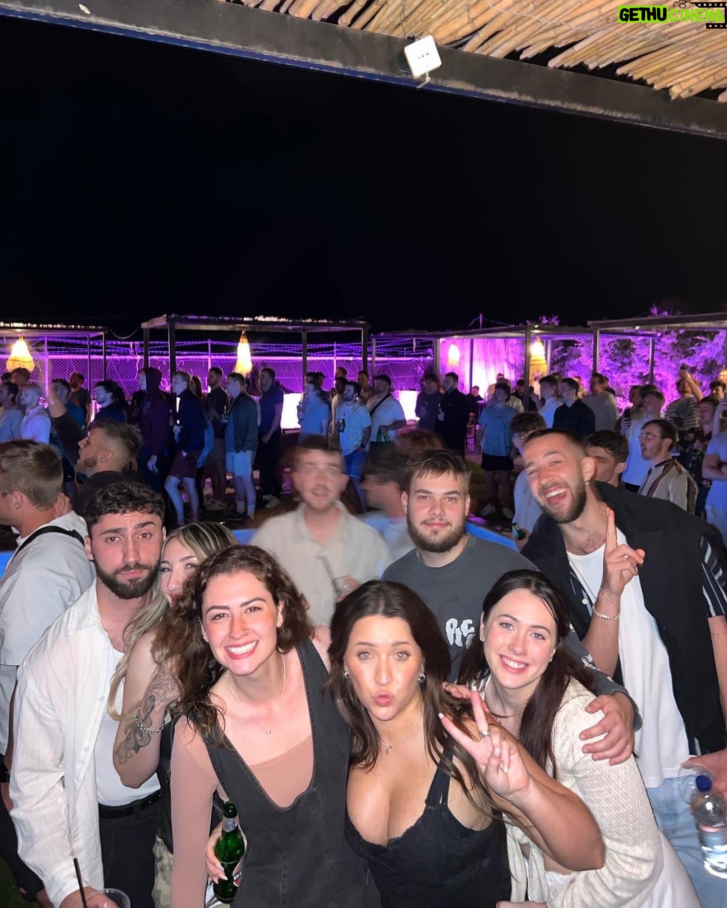 Becky James - 48.9K Likes - truly lost for words. (makes a change)
huge congrats to our russell and the entire team of absolute legends - what a mental achievement - can’t wrap my head around how any of this was possible but I’d like to believe that warm pint in senegal really pushed him to the finish xx
je suis baffled.