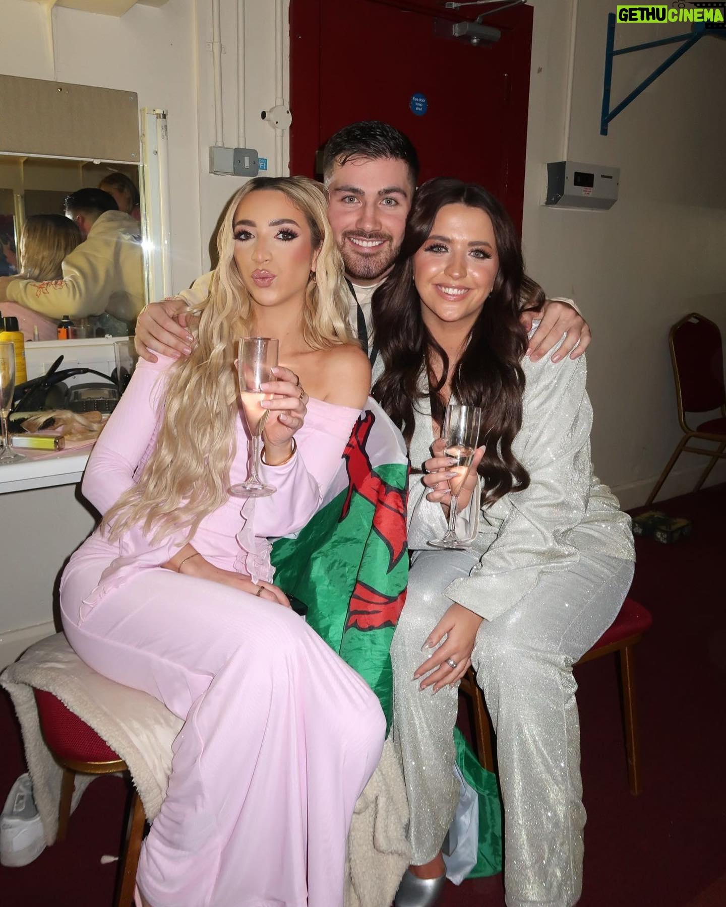 Becky James Instagram - Gk Barry Island 🏴 xxx