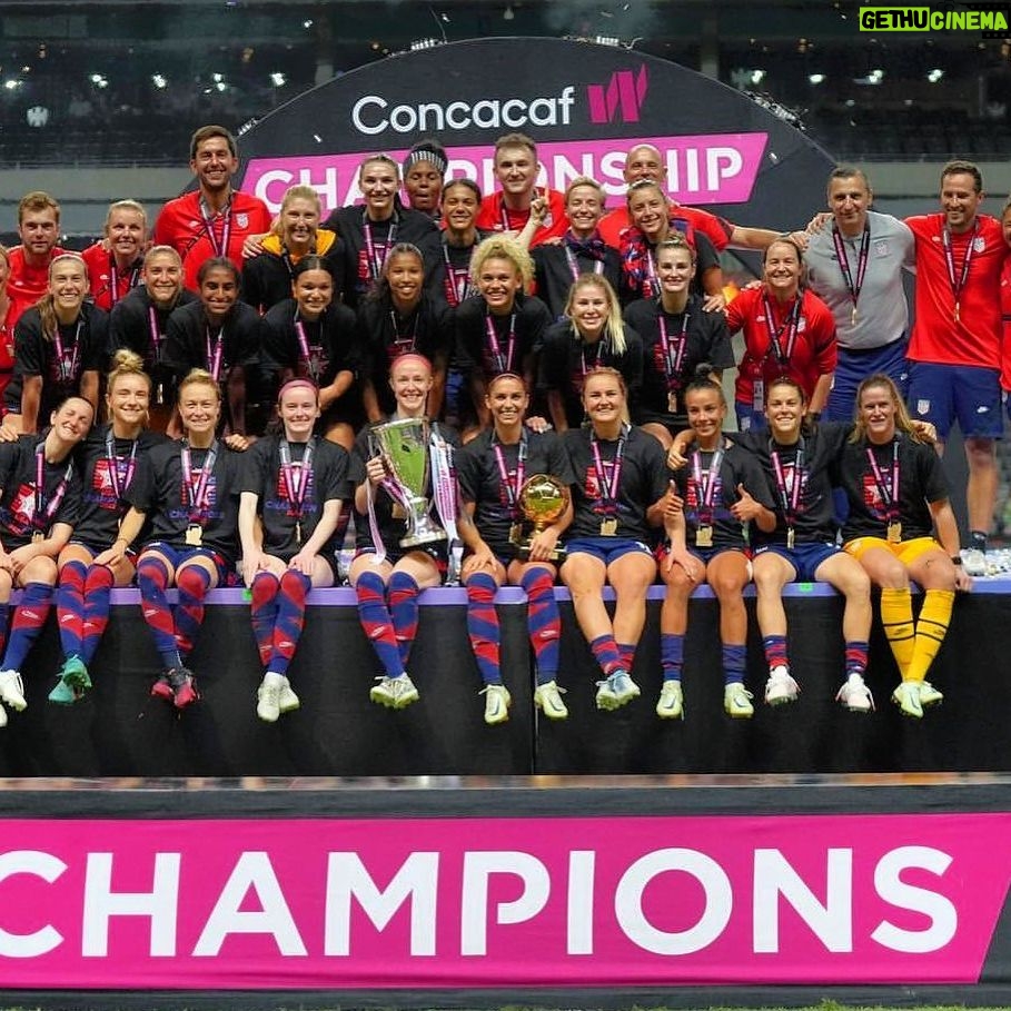 Becky Sauerbrunn Instagram - Love this team! Best f***in’ job in the world!