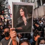 Begüm Birgören Instagram - Kadından korkan erkek aklının uydurduğu masallar yeni değil. Bu korkunç zihniyet nesilden nesile icat ettiği batıl inançlarla, uyduruk hikayelerle kadını şeytanlaştırıyor, uğursuzluk getiren bir varlık gibi gösteriyor, aşağılıyor, dışlıyor. Erkeği üstün, kadını çok sonraki sıralarda gören akıl sadece şekil ve boyut değiştiriyor. Değişmeyen tek şey kadının özgürlük sınırlarını erkeğin belirlemek istemesi! Aklı ve düşünce özgürlüğünü esas alan “laiklik”ten yoksun olan İran İslam Cumhuriyeti’nde kadınlar, sadece özgürce ve insanca yaşamak istedikleri için öldürülüyorlar. Erkekler nefslerine hakim olmak yerine kadını eve kapatan, sadece kendisine hizmet için kadın varlığını kabul eden, sosyal hak tanımadığı, dışarı çıkacaksa örtüler altında gizlenmesi şartıyla kadına izin verdiği bu vahşi sistemini sürdürmek istiyor. Canı pahasına buna karşı çıkma cesaretini gösteren tüm kadın ve erkeklerin hak ve özgürlüklerine kavuşmaları için dua ediyorum!🙏🏾 Bir an önce bu karanlığın üstüne güneş doğsun! #MahsaAmini #HadisNajafi #freeiran