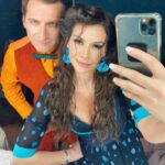 Begüm Birgören Instagram - Bugün 1 Nisan, vizyondayız!🥳🎊 Fantastik türde yapılmış ilk yerli yapım Osman Sekiz’in heyecanını tüm ekiple birlikte yaşıyorum!💫 Filmimiz, Türk sinemasında hiç alışık olmadığımız bir estetik deneyim sunuyor ve hiçbir projeye benzemiyor! Masallara duyduğu özel ilgisiyle bilinen yönetmenimiz Ezel Akay bu çağdaş masalı alıp etkileyici şekilde bir filme dönüşmesini sağlamış ve film türünün başarılı ilk örneği olmuş! Daha iyisi yapılana kadar en iyi fantastik film Osman Sekiz diyebiliriz.😅 Görüntü yönetmenimiz Hayk Kirakosyan’ın müthiş sanat gözü, anlatımın şiirselliğine boyut katmış ve projenin uluslararası standartlara çıkmasına büyük katkı sağlamış.🙌🏽💥 Çok iyi kurulmuş bu ekipte sanat, kostüm, saç-makyaj departmanları güçlerini birleştirip projeyi başka boyuta taşımışlar!🎊 Bu estetik bütünlüğün verdiği keyfi alkışlıyorum ve bu büyülü atmosferin bir parçası olduğum için kendimi çok şanslı hissediyorum!👏🏽👏🏽🎊 Şimdiden bu janrın tacını kapıp tahta oturmuş durumdasın, yolun açık olsun Osman Sekiz! 🧡🧿