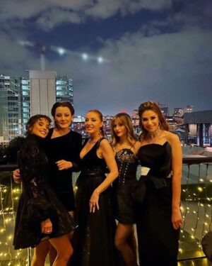 Begüm Birgören Instagram - Ödül aldık!🎉 #Tozluyaka #aboutlastnight 💎
Styling @yusufcandirik 
Styling assist @barann.thee
Elbise @luxez.co