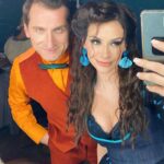 Begüm Birgören Instagram - Bugün 1 Nisan, vizyondayız!🥳🎊 Fantastik türde yapılmış ilk yerli yapım Osman Sekiz’in heyecanını tüm ekiple birlikte yaşıyorum!💫 Filmimiz, Türk sinemasında hiç alışık olmadığımız bir estetik deneyim sunuyor ve hiçbir projeye benzemiyor! Masallara duyduğu özel ilgisiyle bilinen yönetmenimiz Ezel Akay bu çağdaş masalı alıp etkileyici şekilde bir filme dönüşmesini sağlamış ve film türünün başarılı ilk örneği olmuş! Daha iyisi yapılana kadar en iyi fantastik film Osman Sekiz diyebiliriz.😅 Görüntü yönetmenimiz Hayk Kirakosyan’ın müthiş sanat gözü, anlatımın şiirselliğine boyut katmış ve projenin uluslararası standartlara çıkmasına büyük katkı sağlamış.🙌🏽💥 Çok iyi kurulmuş bu ekipte sanat, kostüm, saç-makyaj departmanları güçlerini birleştirip projeyi başka boyuta taşımışlar!🎊 Bu estetik bütünlüğün verdiği keyfi alkışlıyorum ve bu büyülü atmosferin bir parçası olduğum için kendimi çok şanslı hissediyorum!👏🏽👏🏽🎊 Şimdiden bu janrın tacını kapıp tahta oturmuş durumdasın, yolun açık olsun Osman Sekiz! 🧡🧿