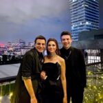 Begüm Birgören Instagram - Ödül aldık!🎉 #Tozluyaka #aboutlastnight 💎 Styling @yusufcandirik Styling assist @barann.thee Elbise @luxez.co