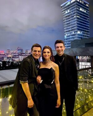 Begüm Birgören Instagram - Ödül aldık!🎉 #Tozluyaka #aboutlastnight 💎
Styling @yusufcandirik 
Styling assist @barann.thee
Elbise @luxez.co