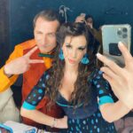 Begüm Birgören Instagram - Bugün 1 Nisan, vizyondayız!🥳🎊 Fantastik türde yapılmış ilk yerli yapım Osman Sekiz’in heyecanını tüm ekiple birlikte yaşıyorum!💫 Filmimiz, Türk sinemasında hiç alışık olmadığımız bir estetik deneyim sunuyor ve hiçbir projeye benzemiyor! Masallara duyduğu özel ilgisiyle bilinen yönetmenimiz Ezel Akay bu çağdaş masalı alıp etkileyici şekilde bir filme dönüşmesini sağlamış ve film türünün başarılı ilk örneği olmuş! Daha iyisi yapılana kadar en iyi fantastik film Osman Sekiz diyebiliriz.😅 Görüntü yönetmenimiz Hayk Kirakosyan’ın müthiş sanat gözü, anlatımın şiirselliğine boyut katmış ve projenin uluslararası standartlara çıkmasına büyük katkı sağlamış.🙌🏽💥 Çok iyi kurulmuş bu ekipte sanat, kostüm, saç-makyaj departmanları güçlerini birleştirip projeyi başka boyuta taşımışlar!🎊 Bu estetik bütünlüğün verdiği keyfi alkışlıyorum ve bu büyülü atmosferin bir parçası olduğum için kendimi çok şanslı hissediyorum!👏🏽👏🏽🎊 Şimdiden bu janrın tacını kapıp tahta oturmuş durumdasın, yolun açık olsun Osman Sekiz! 🧡🧿