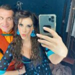 Begüm Birgören Instagram - Bugün 1 Nisan, vizyondayız!🥳🎊 Fantastik türde yapılmış ilk yerli yapım Osman Sekiz’in heyecanını tüm ekiple birlikte yaşıyorum!💫 Filmimiz, Türk sinemasında hiç alışık olmadığımız bir estetik deneyim sunuyor ve hiçbir projeye benzemiyor! Masallara duyduğu özel ilgisiyle bilinen yönetmenimiz Ezel Akay bu çağdaş masalı alıp etkileyici şekilde bir filme dönüşmesini sağlamış ve film türünün başarılı ilk örneği olmuş! Daha iyisi yapılana kadar en iyi fantastik film Osman Sekiz diyebiliriz.😅 Görüntü yönetmenimiz Hayk Kirakosyan’ın müthiş sanat gözü, anlatımın şiirselliğine boyut katmış ve projenin uluslararası standartlara çıkmasına büyük katkı sağlamış.🙌🏽💥 Çok iyi kurulmuş bu ekipte sanat, kostüm, saç-makyaj departmanları güçlerini birleştirip projeyi başka boyuta taşımışlar!🎊 Bu estetik bütünlüğün verdiği keyfi alkışlıyorum ve bu büyülü atmosferin bir parçası olduğum için kendimi çok şanslı hissediyorum!👏🏽👏🏽🎊 Şimdiden bu janrın tacını kapıp tahta oturmuş durumdasın, yolun açık olsun Osman Sekiz! 🧡🧿