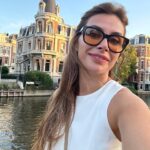 Begüm Birgören Instagram - Bugün 41 oldum!🎂 Yaşımı söylediğim son yılmış gibi görünüyor.🎉 Uzuun bir süre 41’de olmayı planlıyorum.😎 Galiba artık ‘Hayatta mutlu olmanın 5 formülü’ gibi şeyler söyleyebilecek yaştayım ve bunu ertelemeyeceğim. Şaka.😌 Sadece son yıllarda altın madalyon gibi taşıdıklarımı naçizane şuraya not etmek isterim. (Burdan sonrası, belirli bir yaşın üstündeki kadın oyuncular neden böyle oluyor diye yorumlanabilir, yol yakınken burda bırakınız;) -Bu bir “Kendini Bilme” yolculuğudur. Önce kendini tanı, tanıdığın kendini bil. Odağın bu. Yolculuğundan kopma. 🪷 -Amaçlarını unutma ve sıkı tutun.💎 Anlam hayatidir!📍 -Mücadeleyi hiç bırakma.🤘🏼 -Mutluluğun merkezi dışarda değil, içimizde; Başka yerde arama. -“Bizi çalışmak kurtarır Vanya Dayı.”💫
