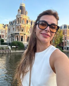 Begüm Birgören Instagram - Bugün 41 oldum!🎂 Yaşımı söylediğim son yılmış gibi görünüyor.🎉 Uzuun bir süre 41’de olmayı planlıyorum.😎 Galiba artık ‘Hayatta mutlu olmanın 5 formülü’ gibi şeyler söyleyebilecek yaştayım ve bunu ertelemeyeceğim. Şaka.😌 Sadece son yıllarda altın madalyon gibi taşıdıklarımı naçizane şuraya not etmek isterim. (Burdan sonrası, belirli bir yaşın üstündeki kadın oyuncular neden böyle oluyor diye yorumlanabilir, yol yakınken burda bırakınız;) -Bu bir “Kendini Bilme” yolculuğudur. Önce kendini tanı, tanıdığın kendini bil. Odağın bu. Yolculuğundan kopma. 🪷 -Amaçlarını unutma ve sıkı tutun.💎 Anlam hayatidir!📍 -Mücadeleyi hiç bırakma.🤘🏼 -Mutluluğun merkezi dışarda değil, içimizde; Başka yerde arama. -“Bizi çalışmak kurtarır Vanya Dayı.”💫