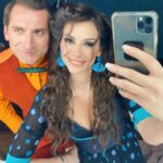 Begüm Birgören Instagram - Bugün 1 Nisan, vizyondayız!🥳🎊 Fantastik türde yapılmış ilk yerli yapım Osman Sekiz’in heyecanını tüm ekiple birlikte yaşıyorum!💫 Filmimiz, Türk sinemasında hiç alışık olmadığımız bir estetik deneyim sunuyor ve hiçbir projeye benzemiyor! Masallara duyduğu özel ilgisiyle bilinen yönetmenimiz Ezel Akay bu çağdaş masalı alıp etkileyici şekilde bir filme dönüşmesini sağlamış ve film türünün başarılı ilk örneği olmuş! Daha iyisi yapılana kadar en iyi fantastik film Osman Sekiz diyebiliriz.😅 Görüntü yönetmenimiz Hayk Kirakosyan’ın müthiş sanat gözü, anlatımın şiirselliğine boyut katmış ve projenin uluslararası standartlara çıkmasına büyük katkı sağlamış.🙌🏽💥 Çok iyi kurulmuş bu ekipte sanat, kostüm, saç-makyaj departmanları güçlerini birleştirip projeyi başka boyuta taşımışlar!🎊 Bu estetik bütünlüğün verdiği keyfi alkışlıyorum ve bu büyülü atmosferin bir parçası olduğum için kendimi çok şanslı hissediyorum!👏🏽👏🏽🎊 Şimdiden bu janrın tacını kapıp tahta oturmuş durumdasın, yolun açık olsun Osman Sekiz! 🧡🧿