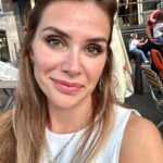 Begüm Birgören Instagram - Bugün 41 oldum!🎂 Yaşımı söylediğim son yılmış gibi görünüyor.🎉 Uzuun bir süre 41’de olmayı planlıyorum.😎 Galiba artık ‘Hayatta mutlu olmanın 5 formülü’ gibi şeyler söyleyebilecek yaştayım ve bunu ertelemeyeceğim. Şaka.😌 Sadece son yıllarda altın madalyon gibi taşıdıklarımı naçizane şuraya not etmek isterim. (Burdan sonrası, belirli bir yaşın üstündeki kadın oyuncular neden böyle oluyor diye yorumlanabilir, yol yakınken burda bırakınız;) -Bu bir “Kendini Bilme” yolculuğudur. Önce kendini tanı, tanıdığın kendini bil. Odağın bu. Yolculuğundan kopma. 🪷 -Amaçlarını unutma ve sıkı tutun.💎 Anlam hayatidir!📍 -Mücadeleyi hiç bırakma.🤘🏼 -Mutluluğun merkezi dışarda değil, içimizde; Başka yerde arama. -“Bizi çalışmak kurtarır Vanya Dayı.”💫