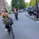 Begüm Birgören Instagram - En çok gelip gittiğim, biblo şehrim. İtalya’nın köyleri, şehirleri olmasa en sevdiğim sensin derim. Bu da ilk dumb olsun. #Amsterdam 🧡