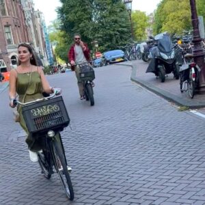 Begüm Birgören Instagram - En çok gelip gittiğim, biblo şehrim. İtalya’nın köyleri, şehirleri olmasa en sevdiğim sensin derim. Bu da ilk dumb olsun. #Amsterdam 🧡