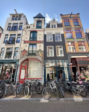 Begüm Birgören Instagram - En çok gelip gittiğim, biblo şehrim. İtalya’nın köyleri, şehirleri olmasa en sevdiğim sensin derim. Bu da ilk dumb olsun. #Amsterdam 🧡