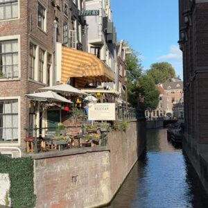 Begüm Birgören Instagram - En çok gelip gittiğim, biblo şehrim. İtalya’nın köyleri, şehirleri olmasa en sevdiğim sensin derim. Bu da ilk dumb olsun. #Amsterdam 🧡