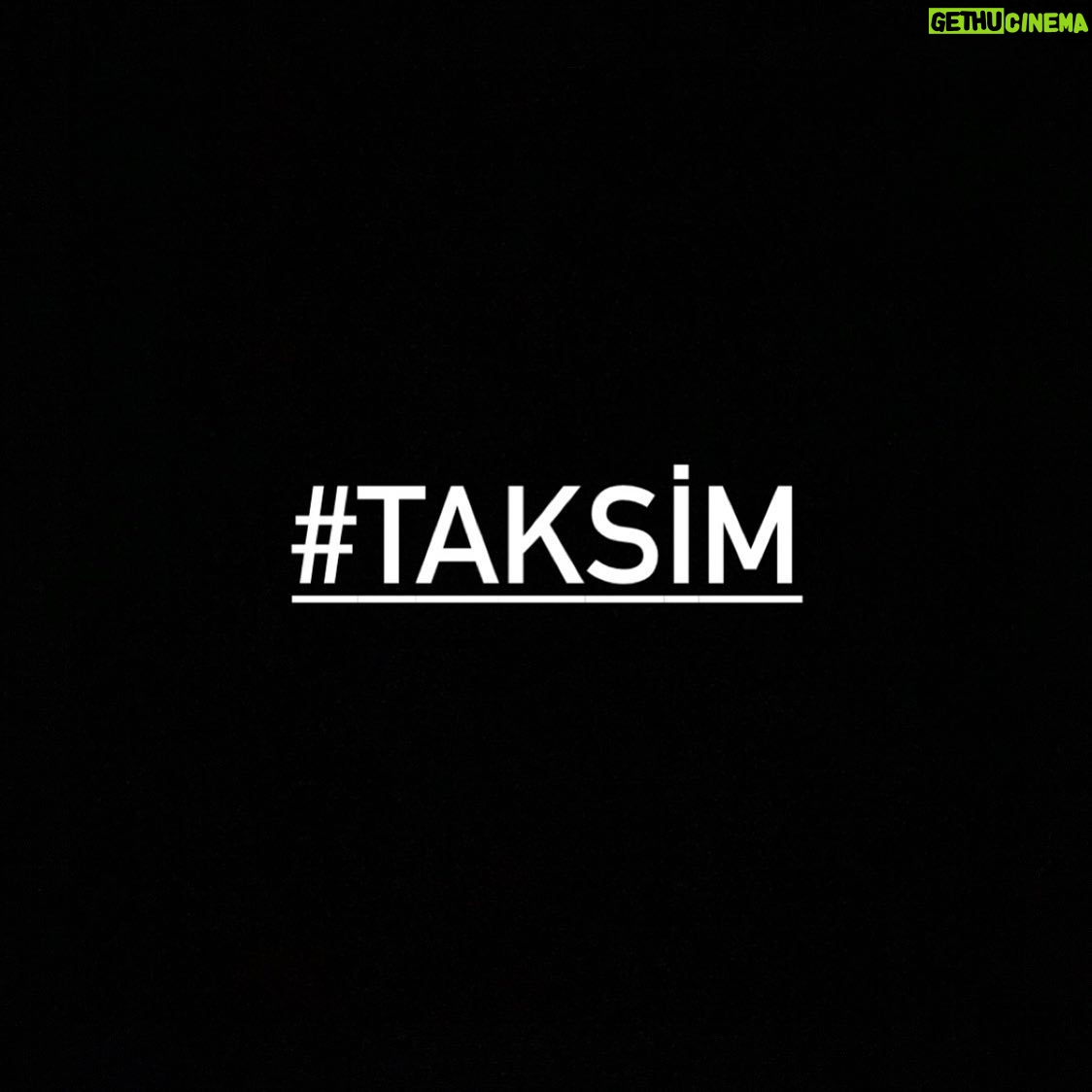 Begüm Birgören Instagram - Her şey o kadar çirkin, pespaye, seviyesiz bir ucuzlukta ki. Duyduğum, gördüğüm şeylerden utanmanın ötesinde başka yüzyılların gerçekliğinde makul sayılabilecek, çoktan tarihe karışmış olması gereken her türlü şeyi şimdiki zamanda görmek, seyircisi olmak dengemi ve yaşama hevesimi o kadar sarsıyor ki. Sevdiklerimle hayalini kurduğum bir dünyada yeniden yaşama rüyası dışında hiçbir gerçeğe katlanamıyorum. #taksim #istanbul