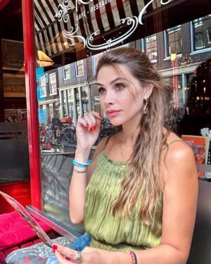Begüm Birgören Instagram - En çok gelip gittiğim, biblo şehrim. İtalya’nın köyleri, şehirleri olmasa en sevdiğim sensin derim. Bu da ilk dumb olsun. #Amsterdam 🧡
