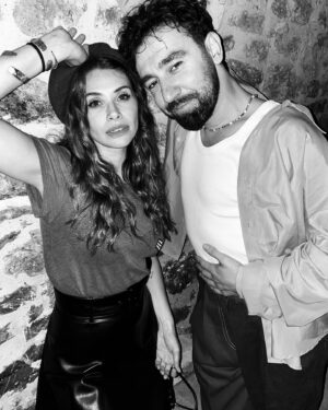 Begüm Birgören Instagram - Yine foto çekmeyi unuttuğum bir geceden hiç değilse bunlar yanıma kalmış. Sizi seviyorum gençler! 🫶🏽
