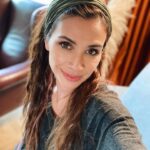Begüm Birgören Instagram - Kadınlar günümüz kutlu olsun canım kadınlar! ✌🏾🎊 Toplumsal cinsiyet rolleri dağıtılırken bizi sığıştırmaya çalıştıkları kalıplarda, bizi ittikleri karanlıkta bazen usanıp çaresiz hissetsek de şimdi daha çok farkındayız ve en umut verici yanı değişim hareketi başladı!🎊 Her geçen gün gasp edilmiş haklarımız için uyutulduğumuzu biliyor ve amaçlarının her zerresini anlıyoruz! Dilde değişiklikler başladı bile! Aileler prenses masalları anlatmıyor mesela artık! Kız ve oğlan çocuğu büyürken yaşanan ayrımcı tutumlar her köşede tartışılır durumda.🤘🏾Dönüşüyoruz! Haklarımızın son damlasını kazanana kadar susmayacağız, safları sıklaştırarak yan yana, omuz omuza bu ataerkil düzenin karşısındayız! Ortaçağdan kalma zihniyet kırıntıları da tarihin tozlu sayfaları arasında unutulacak ama o güne kadar gasp edilmiş haklarımız için mücadele ateşini göklere çıkarıyoruz canım kadınlar!♥️ #8martdünyakadınlargünü #8martdünyaemekçikadınlargünü