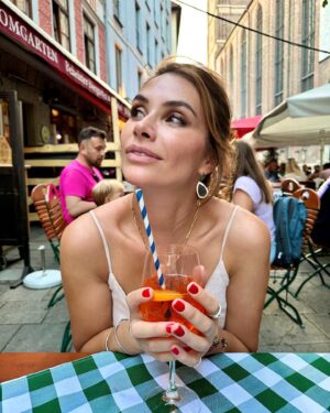 Begüm Birgören Instagram - Munich’e özel bir karem yok ama yine de paylaşıyorum.🤍